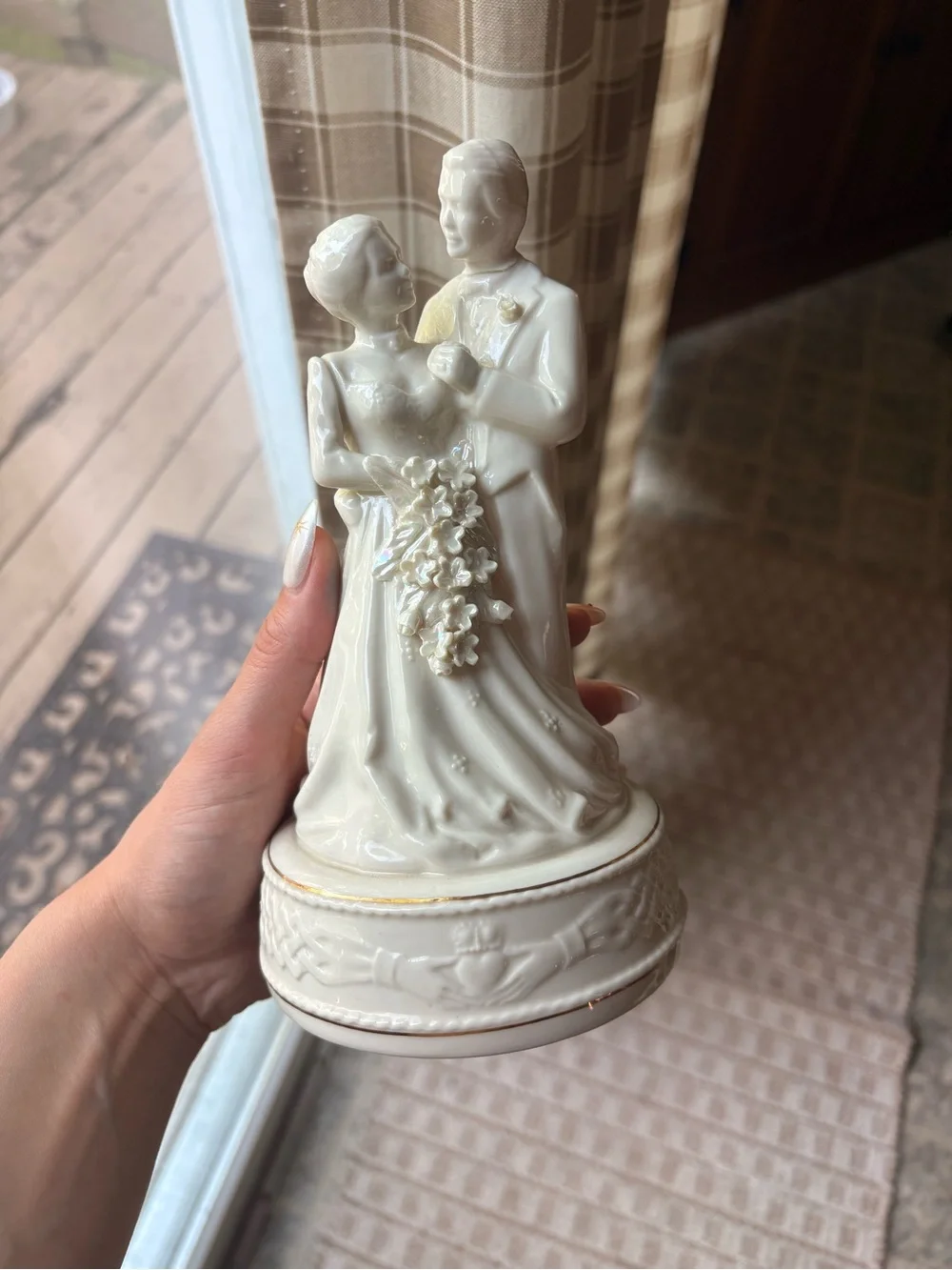 Belleek Pottery Ireland Claddagh Collection Bride & Groom Cake Topper Figuirine